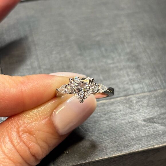 Elegant Silver Heart-Shaped Ring - Picture 3 of 5